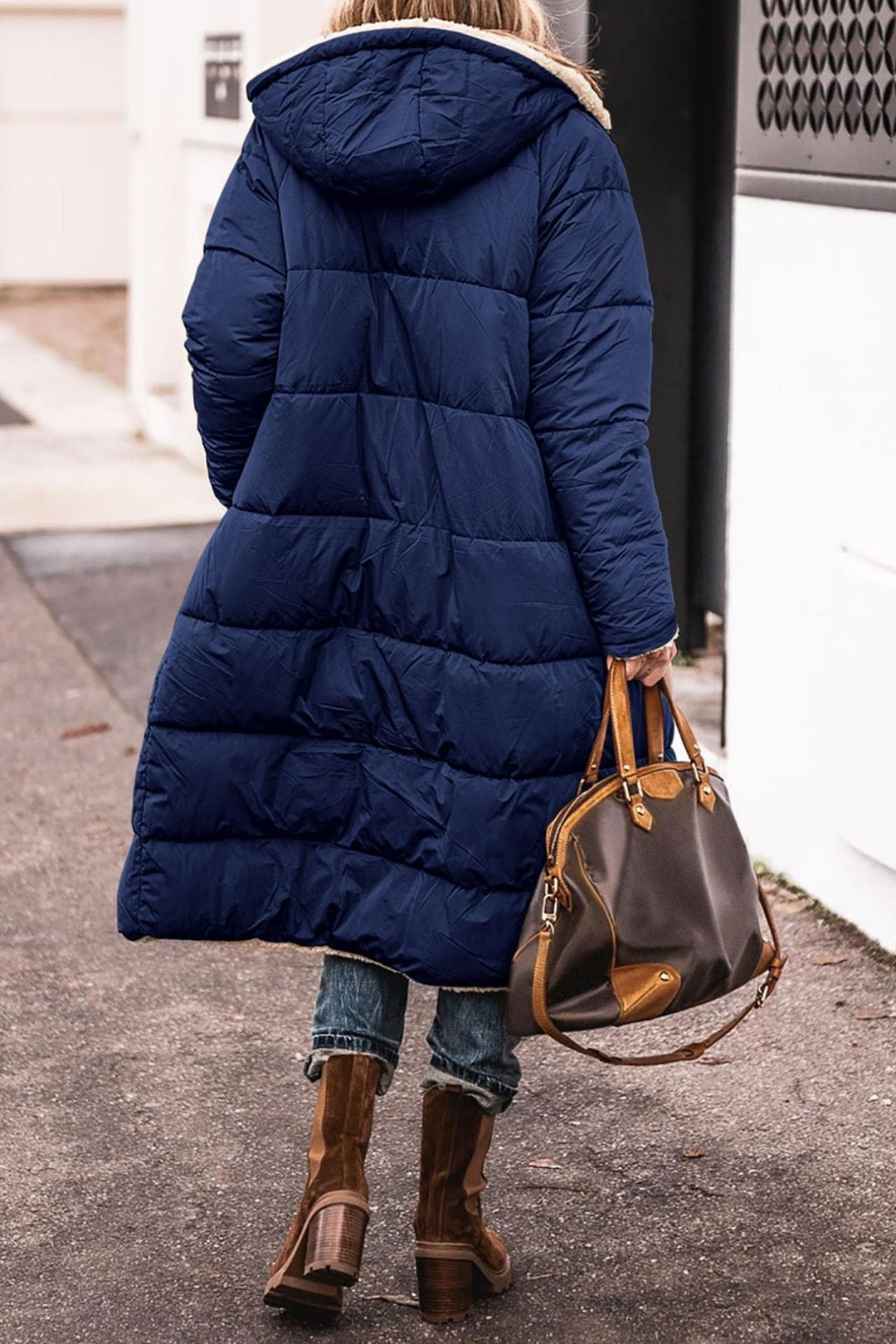 Doudoune femme moderne, design élégant, un vêtement chaud et confortable pour l'hiver.