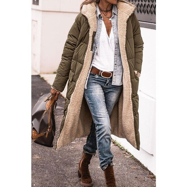 Doudoune femme chic et chaude, coupe tendance pour affronter l'hiver avec style.