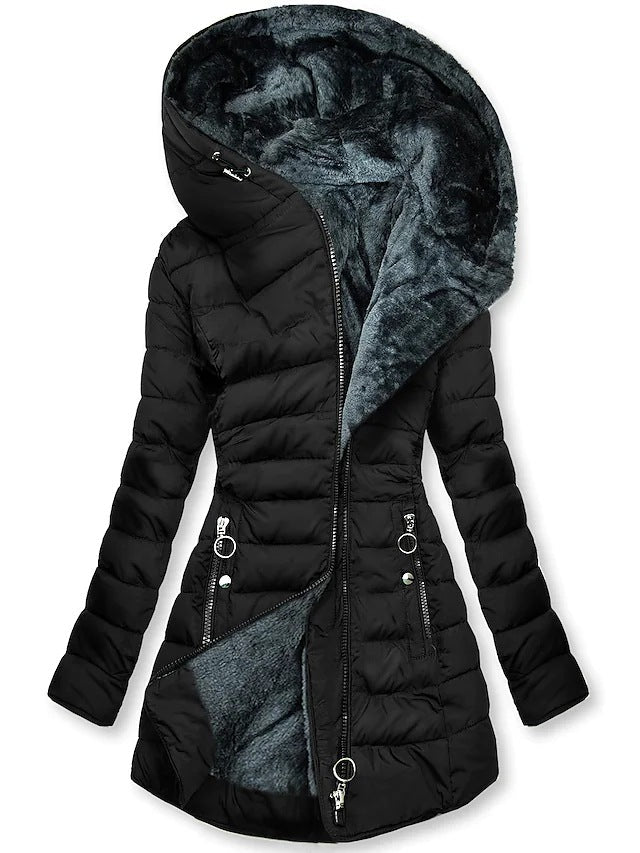 Doudoune femme élégante et chaude pour l'hiver, style moderne, vêtement extérieur tendance.