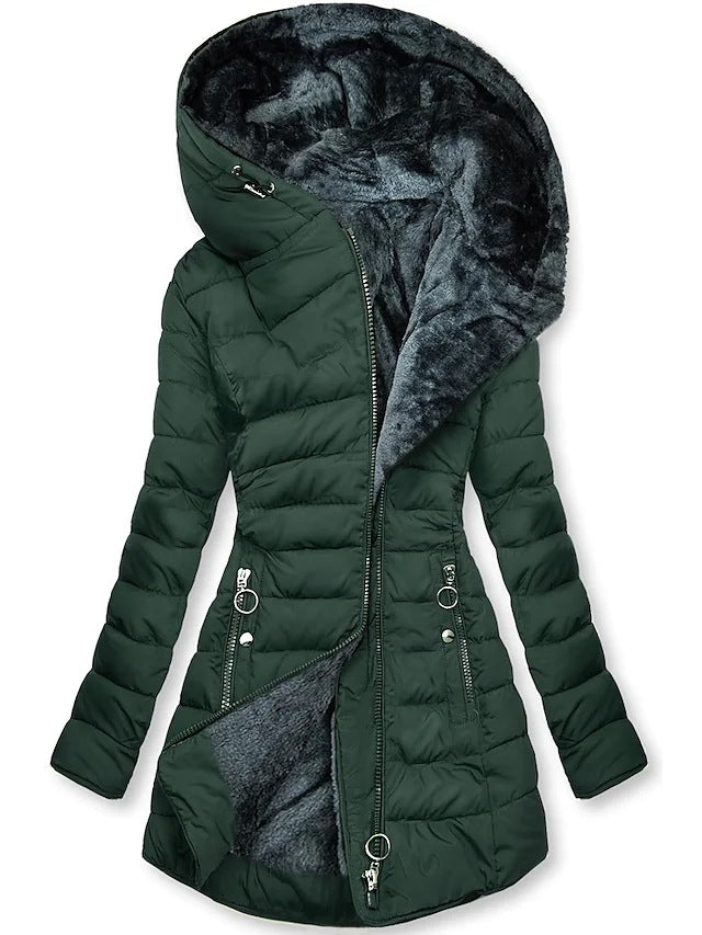 Femme portant une doudoune hivernale chaude et tendance, idéale pour le froid et le confort quotidien.