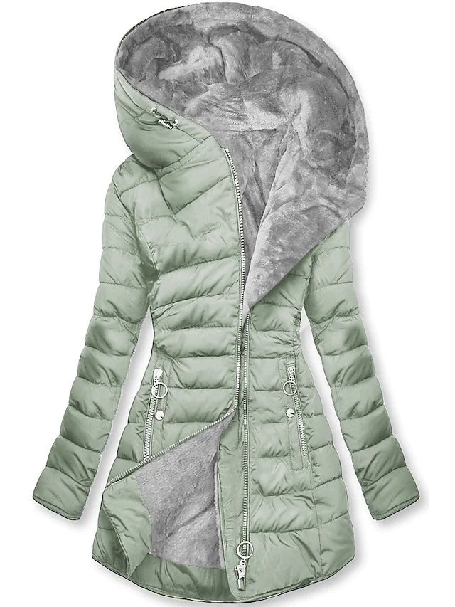 Détail d'une doudoune femme chaude et confortable, tissu matelassé, parfait pour la mode hivernale.