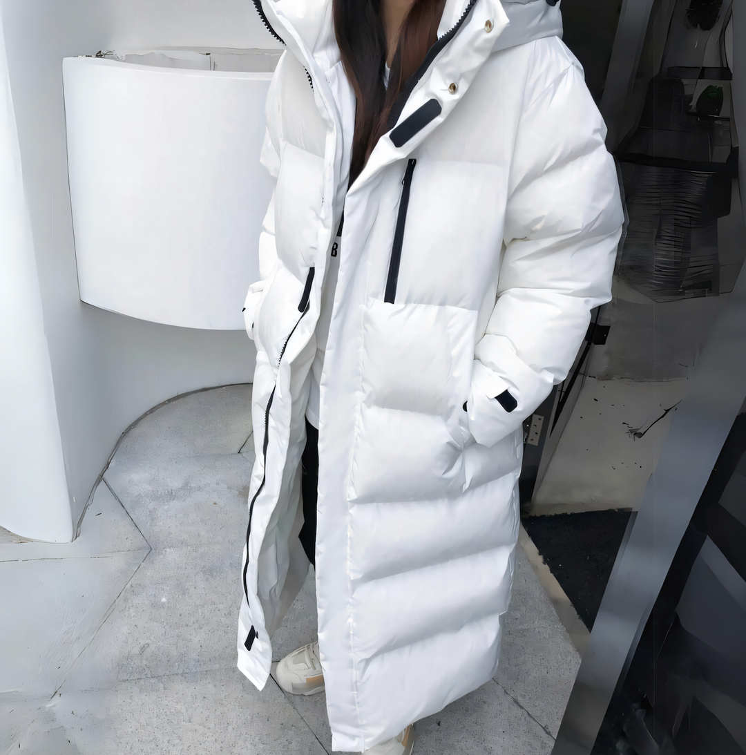 Doudoune femme maxi oversize à capuche, élégante et chaude pour l'hiver urbain. Confortable, style décontracté.