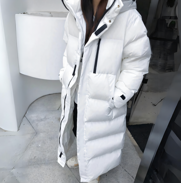 Doudoune femme maxi oversize à capuche, élégante et chaude pour l'hiver urbain. Confortable, style décontracté.