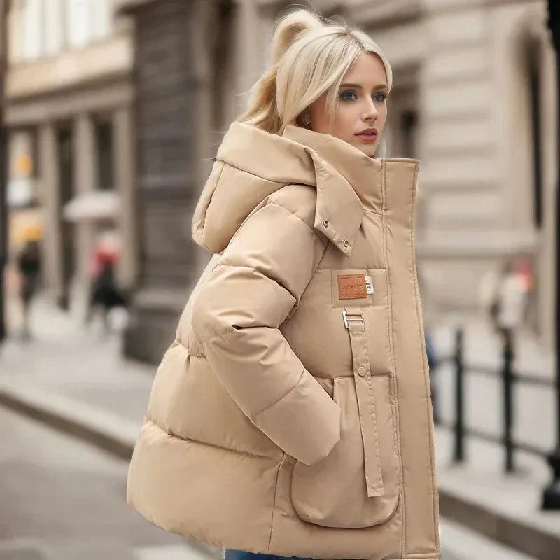 Veste doudoune femme moderne et chaude, coupe oversize avec capuche pour protection hivernale élégante.