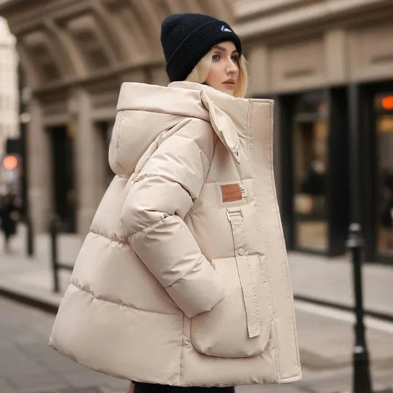 Doudoune femme chaude et confortable, manteau hiver imperméable avec grande capuche protectrice.