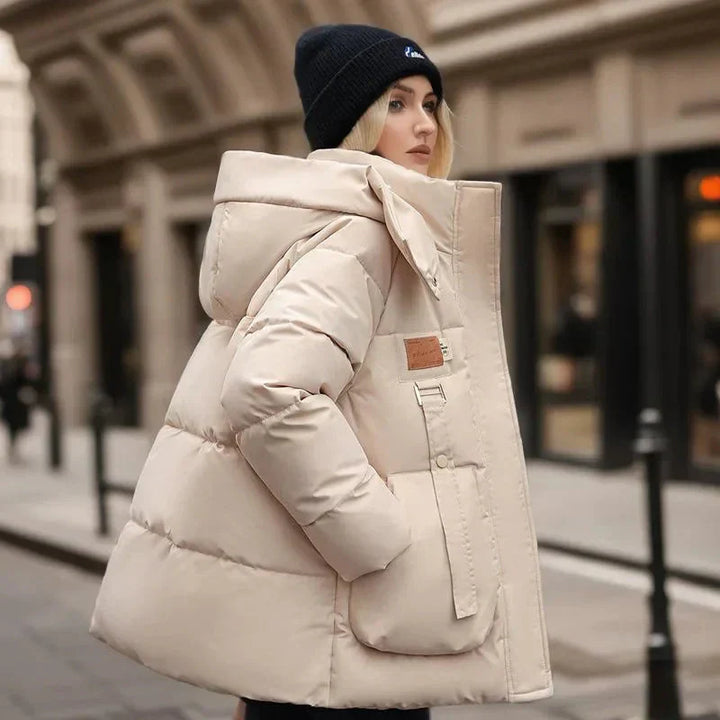 Doudoune femme chaude et confortable, manteau hiver imperméable avec grande capuche protectrice.