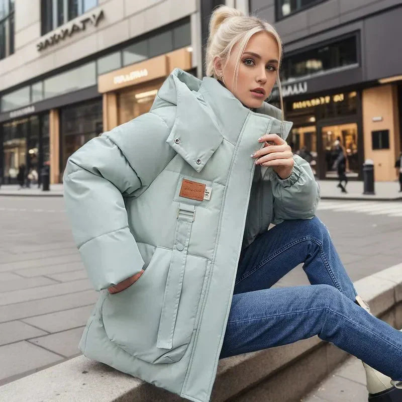 Doudoune oversize femme tendance, manteau hiver chaud et imperméable, parfaite veste pour la mode urbaine.