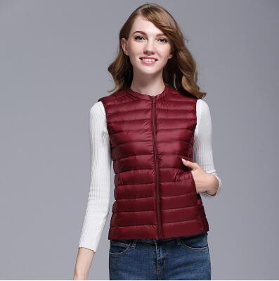 "Doudoune sans manches ultra-légère pour femme, design chic, compacte, avec traitement déperlant, idéale par tous les temps."