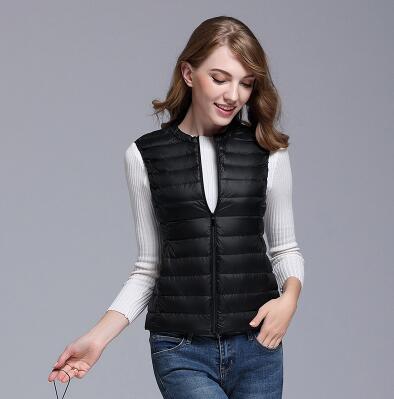 "Doudoune sans manches ultra-légère pour femme, design chic, compacte, avec traitement déperlant, idéale par tous les temps."