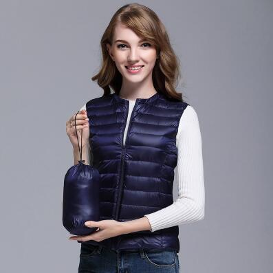 "Doudoune sans manches ultra-légère pour femme, design chic, compacte, avec traitement déperlant, idéale par tous les temps."