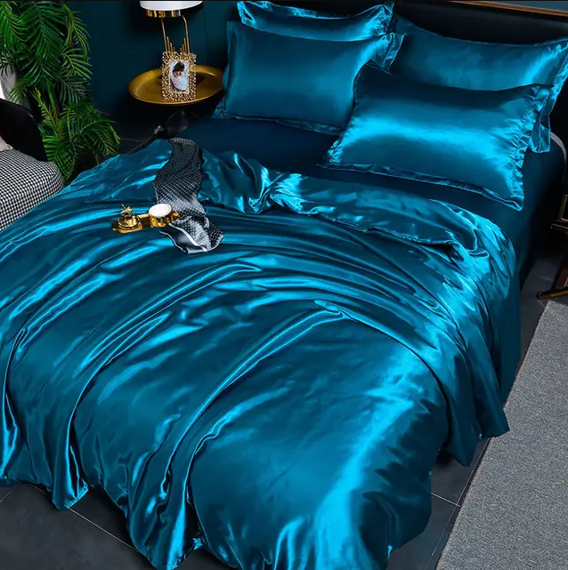 "Draps unis en satin brillant, texture soyeuse, disponibles en diverses tailles et couleurs pour une chambre élégante."