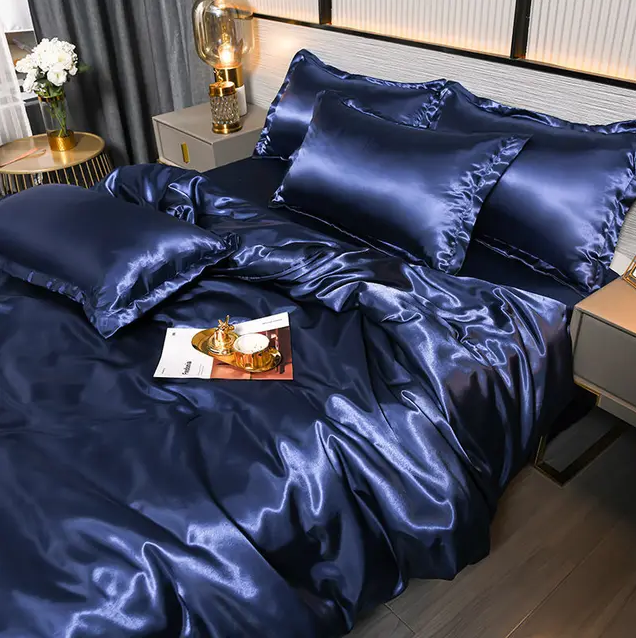 "Draps unis en satin brillant, texture soyeuse, disponibles en diverses tailles et couleurs pour une chambre élégante."