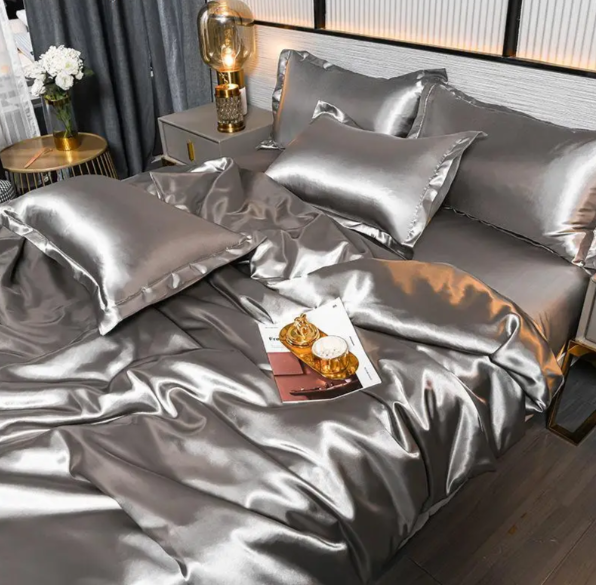 "Draps unis en satin brillant, texture soyeuse, disponibles en diverses tailles et couleurs pour une chambre élégante."