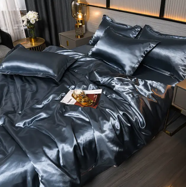 "Draps unis en satin brillant, texture soyeuse, disponibles en diverses tailles et couleurs pour une chambre élégante."