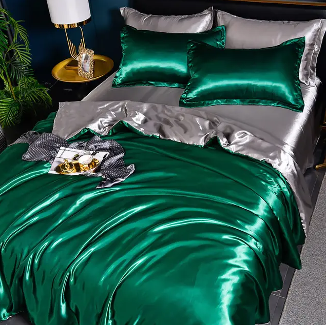 "Draps unis en satin brillant, texture soyeuse, disponibles en diverses tailles et couleurs pour une chambre élégante."