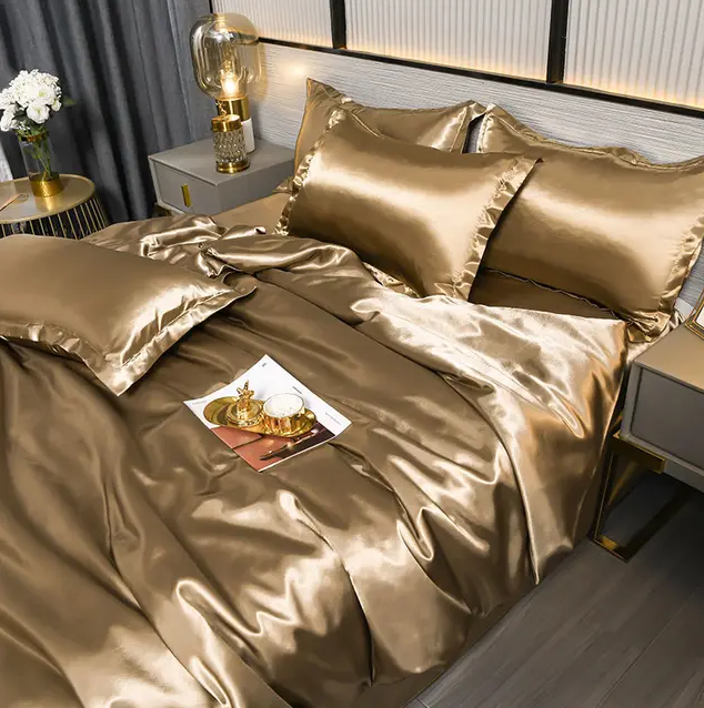 "Draps unis en satin brillant, texture soyeuse, disponibles en diverses tailles et couleurs pour une chambre élégante."