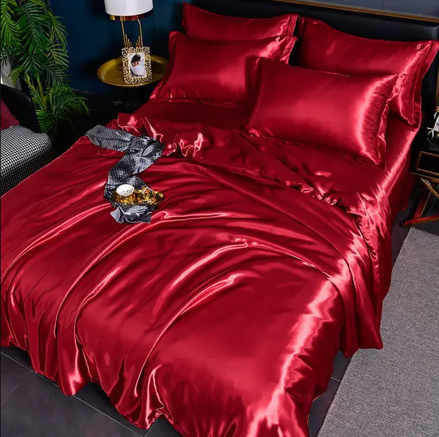 "Draps unis en satin brillant, texture soyeuse, disponibles en diverses tailles et couleurs pour une chambre élégante."