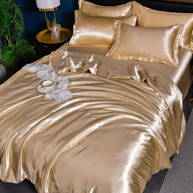 "Draps unis en satin brillant, texture soyeuse, disponibles en diverses tailles et couleurs pour une chambre élégante."