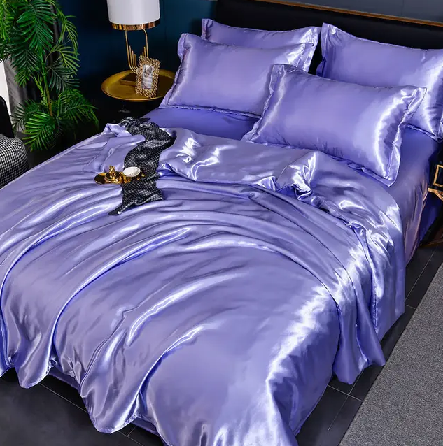 "Draps unis en satin brillant, texture soyeuse, disponibles en diverses tailles et couleurs pour une chambre élégante."