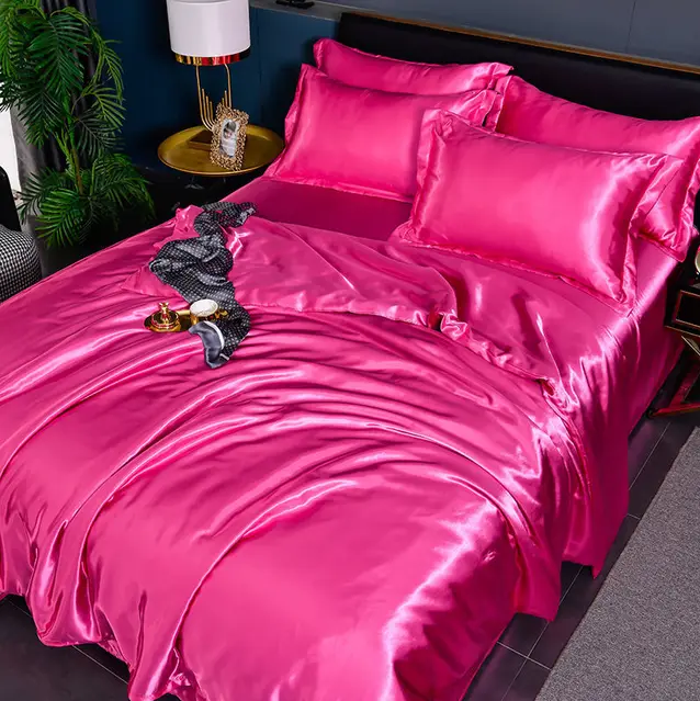 "Draps unis en satin brillant, texture soyeuse, disponibles en diverses tailles et couleurs pour une chambre élégante."