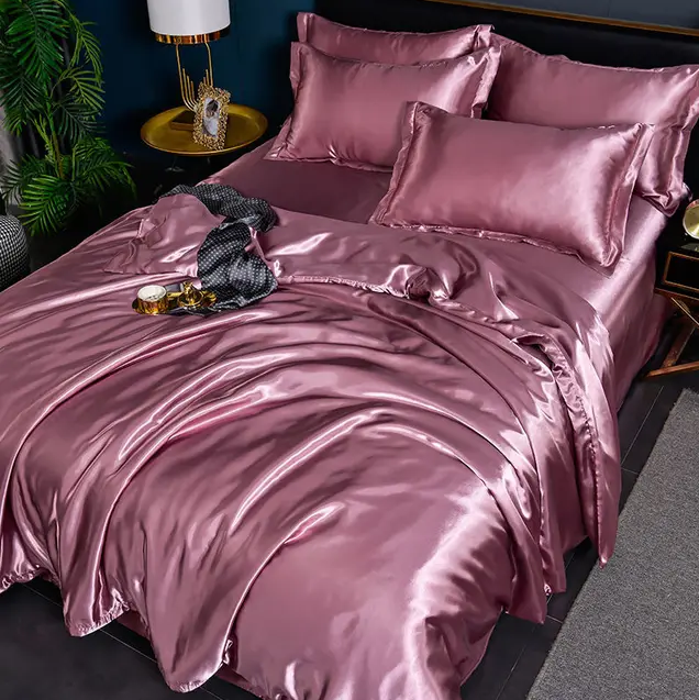 "Draps unis en satin brillant, texture soyeuse, disponibles en diverses tailles et couleurs pour une chambre élégante."