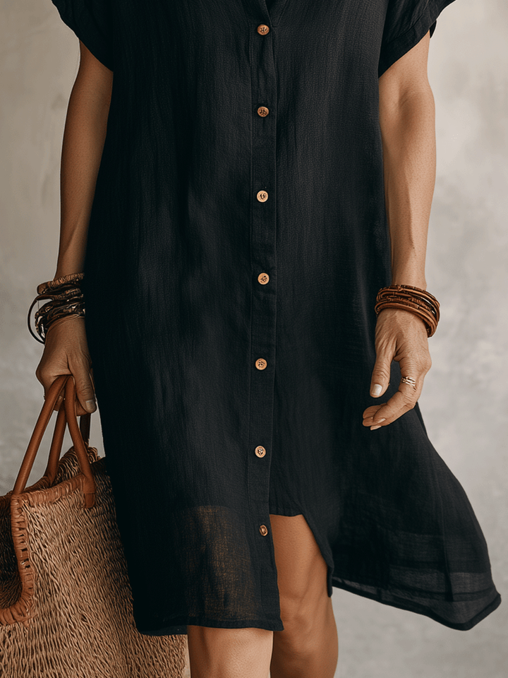Robe chemise midi fluide pour femme, boutonnée, offrant confort et style chic pour les journées d'été décontractées.