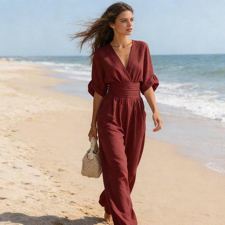 Combinaison femme moderne et chic, décolleté V, jambes larges, look élégant et tendance pour l'été.
