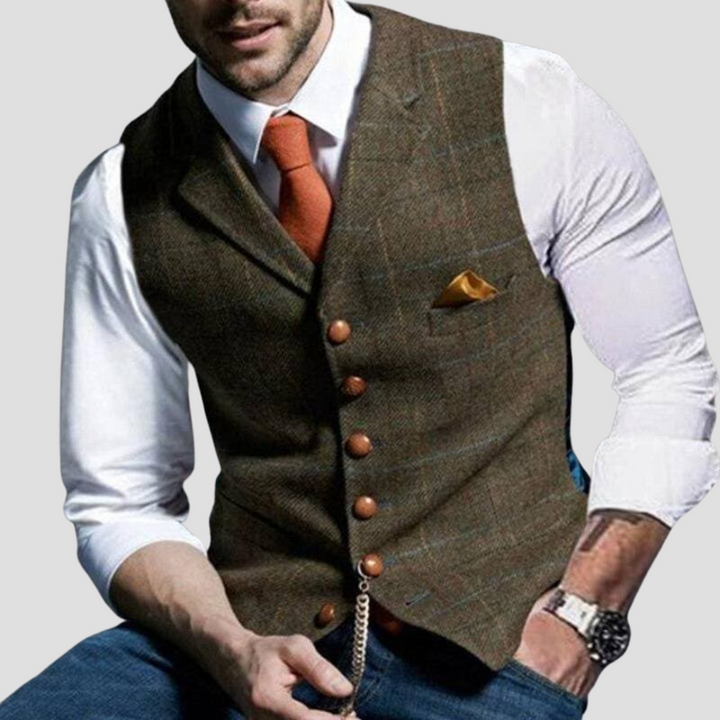"Élégant gilet sans manches homme, coupe ajustée, boutons contrastants, tissu coton mélangé, parfait pour style moderne."