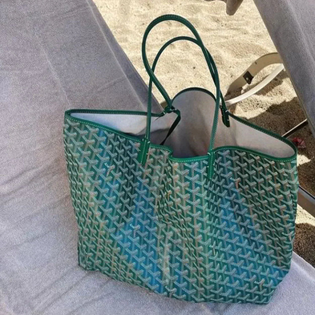 "Élégant sac cabas bleu pour femme, design intemporel et spacieux, idéal pour une utilisation quotidienne et polyvalente."