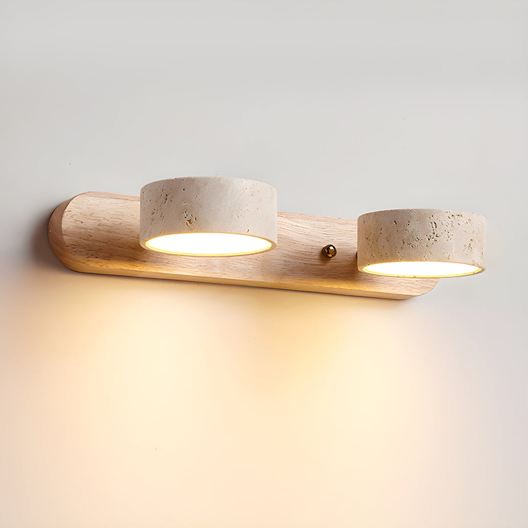 "Élégante applique murale LED en travertin, design moderne, matériaux naturels, idéale salon ou chambre éclairé"