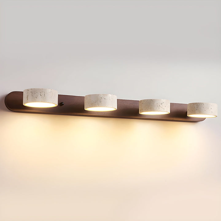 "Élégante applique murale LED en travertin, design moderne, matériaux naturels, idéale salon ou chambre éclairé"