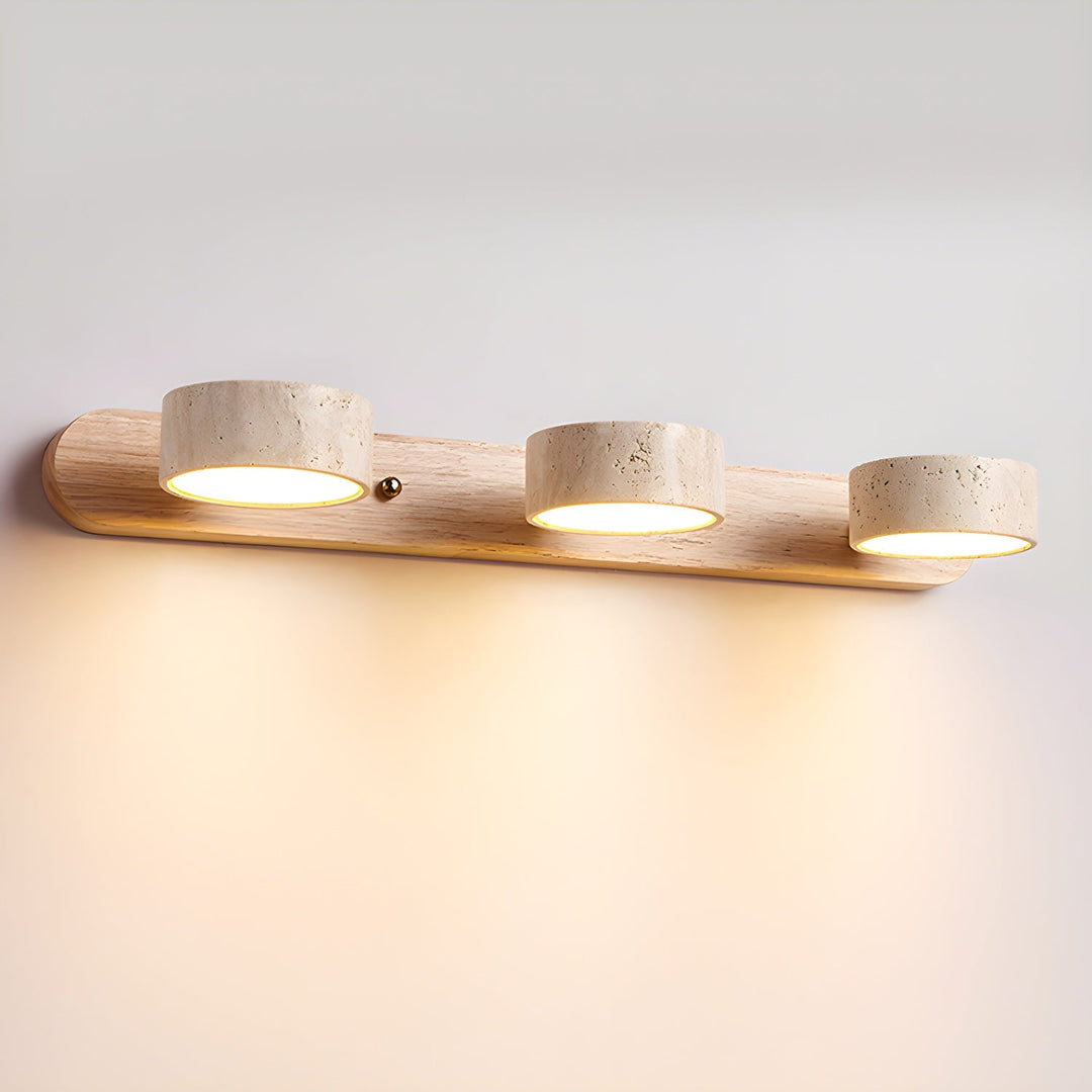 "Élégante applique murale LED en travertin, design moderne, matériaux naturels, idéale salon ou chambre éclairé"