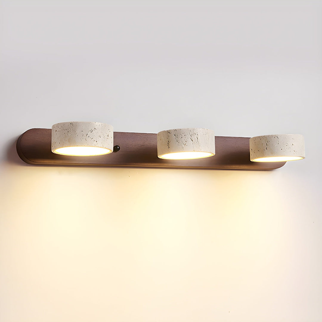 "Élégante applique murale LED en travertin, design moderne, matériaux naturels, idéale salon ou chambre éclairé"