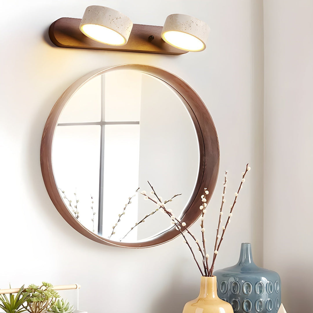 "Élégante applique murale LED en travertin, design moderne, matériaux naturels, idéale salon ou chambre éclairé"