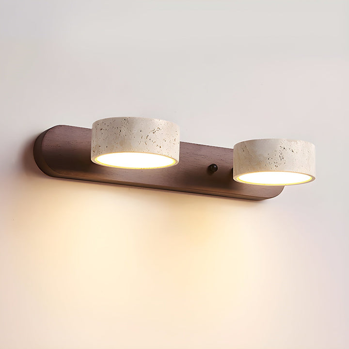 "Élégante applique murale LED en travertin, design moderne, matériaux naturels, idéale salon ou chambre éclairé"