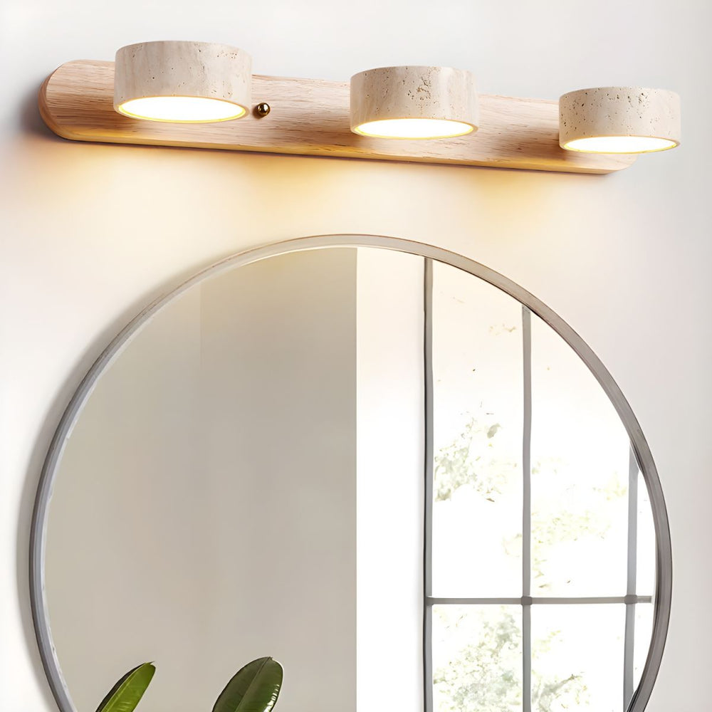 "Élégante applique murale LED en travertin, design moderne, matériaux naturels, idéale salon ou chambre éclairé"