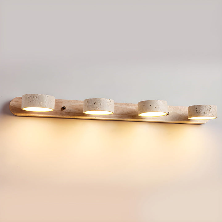 "Élégante applique murale LED en travertin, design moderne, matériaux naturels, idéale salon ou chambre éclairé"