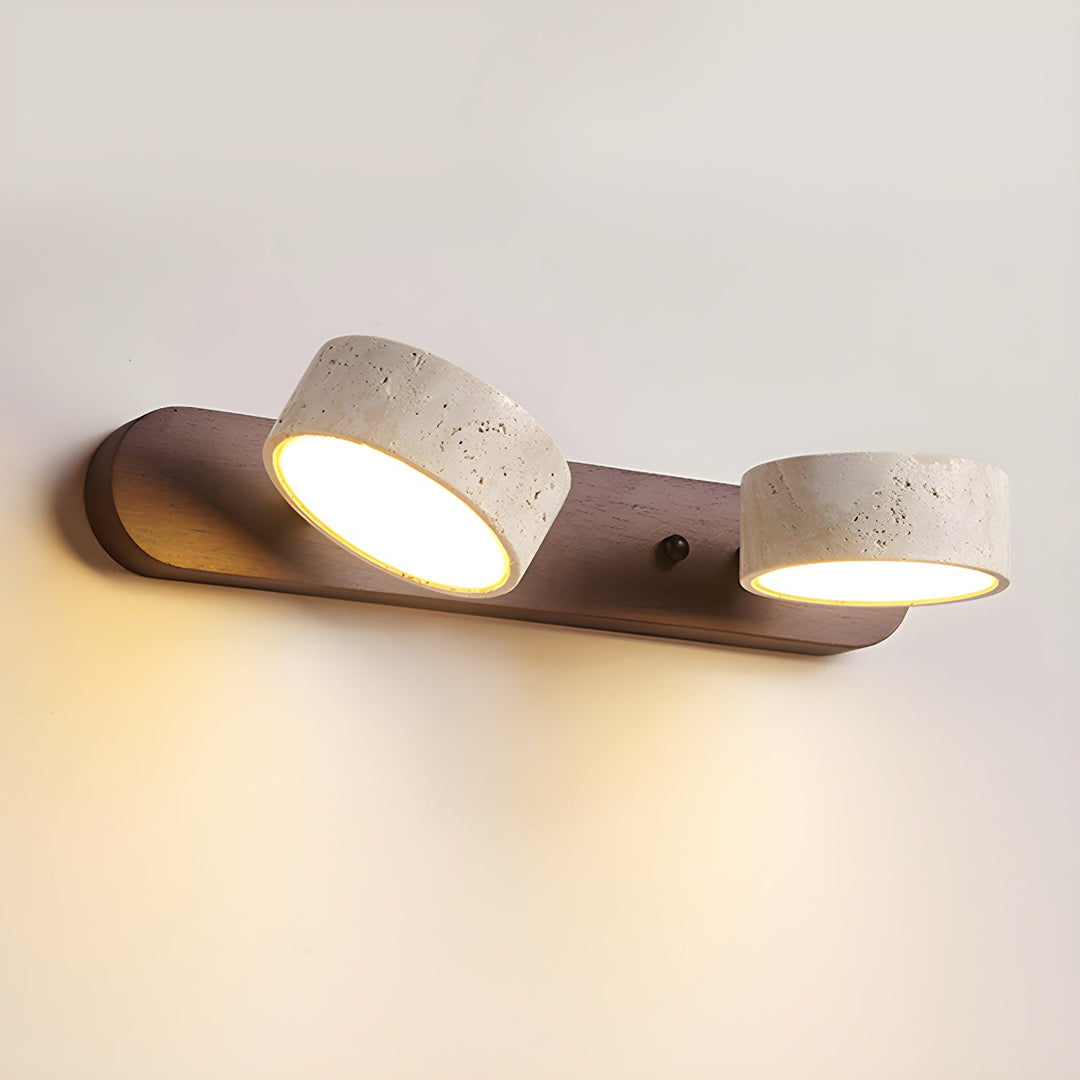 "Élégante applique murale LED en travertin, design moderne, matériaux naturels, idéale salon ou chambre éclairé"