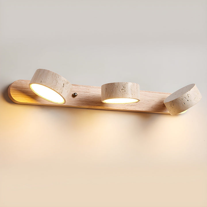 "Élégante applique murale LED en travertin, design moderne, matériaux naturels, idéale salon ou chambre éclairé"