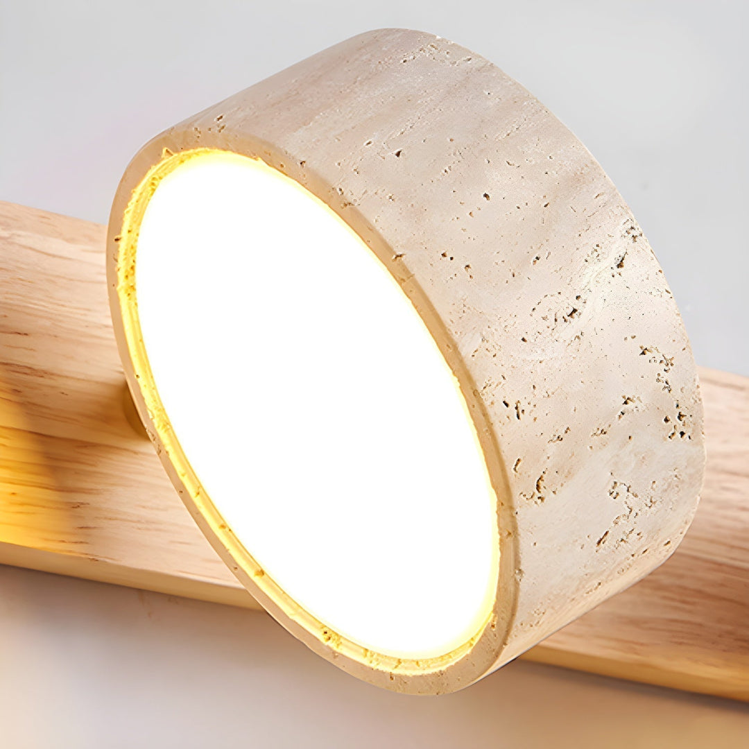 "Élégante applique murale LED en travertin, design moderne, matériaux naturels, idéale salon ou chambre éclairé"