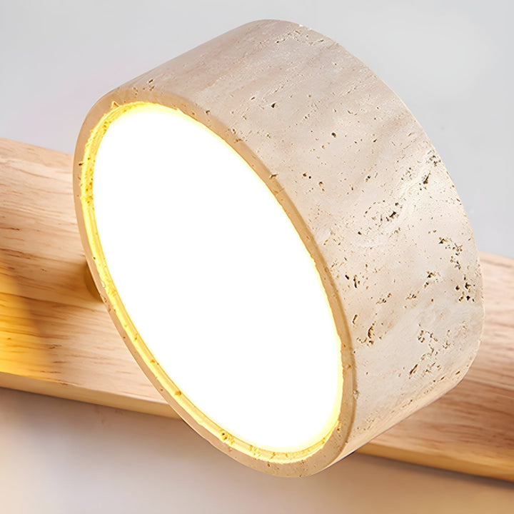 "Élégante applique murale LED en travertin, design moderne, matériaux naturels, idéale salon ou chambre éclairé"