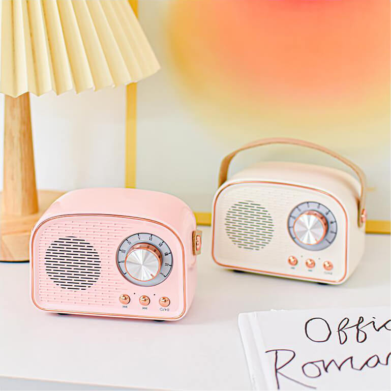 Enceinte Bluetooth vintage, son rétro, radio FM intégrée. Design compact et élégant.