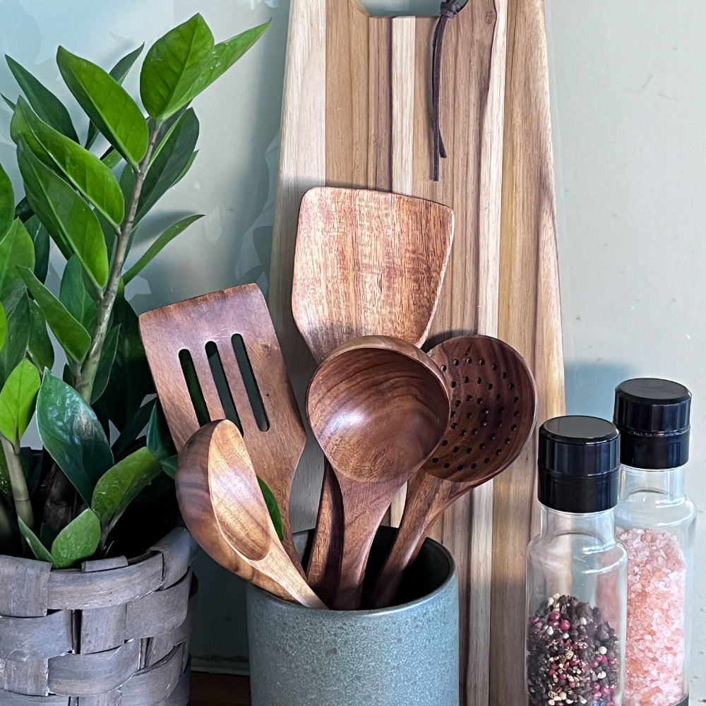 Ensemble 5 ustensiles cuisine bois, style rustique élégant.  Idéal pour cuisiner.