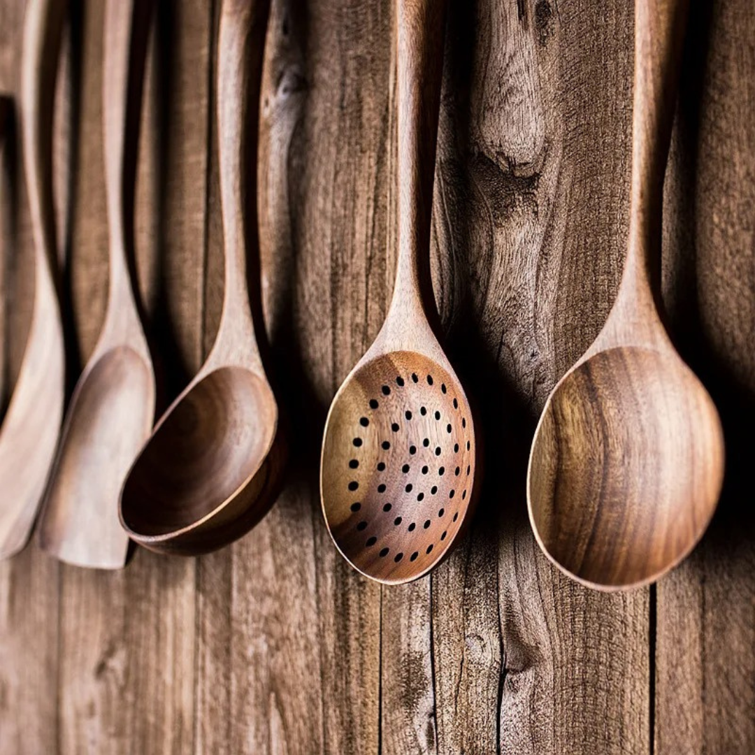 Ensemble 5 ustensiles cuisine bois, style rustique élégant.  Idéal pour cuisiner.