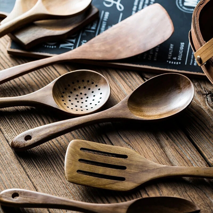 Ensemble 5 ustensiles cuisine bois, style rustique élégant.  Idéal pour cuisiner.