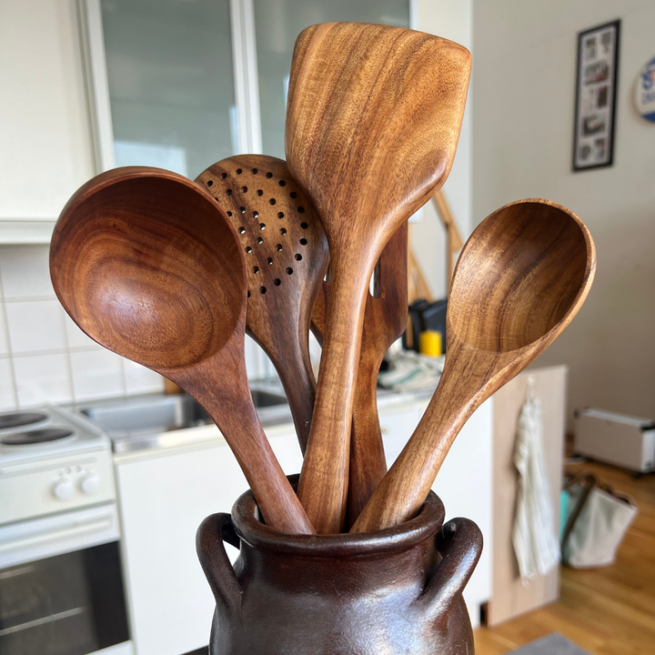 Ensemble 5 ustensiles cuisine bois, style rustique élégant.  Idéal pour cuisiner.