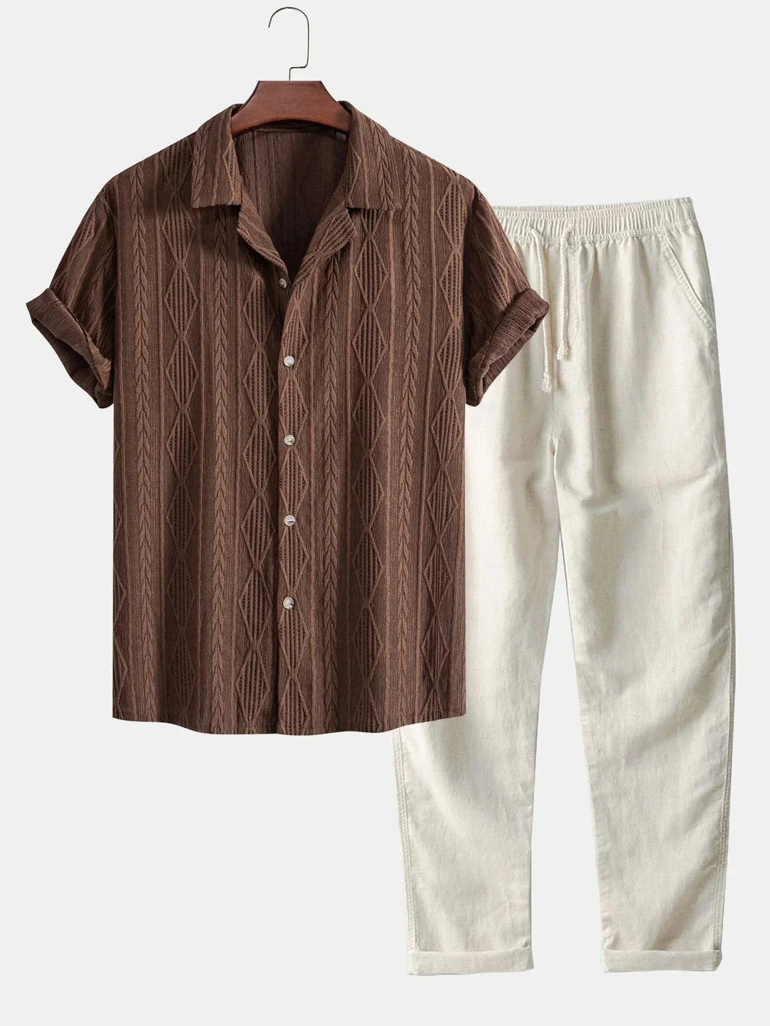 "Ensemble Ariano femme: chemise blanche à boutons et pantalon en lin beige, style élégant et décontracté pour l'été."