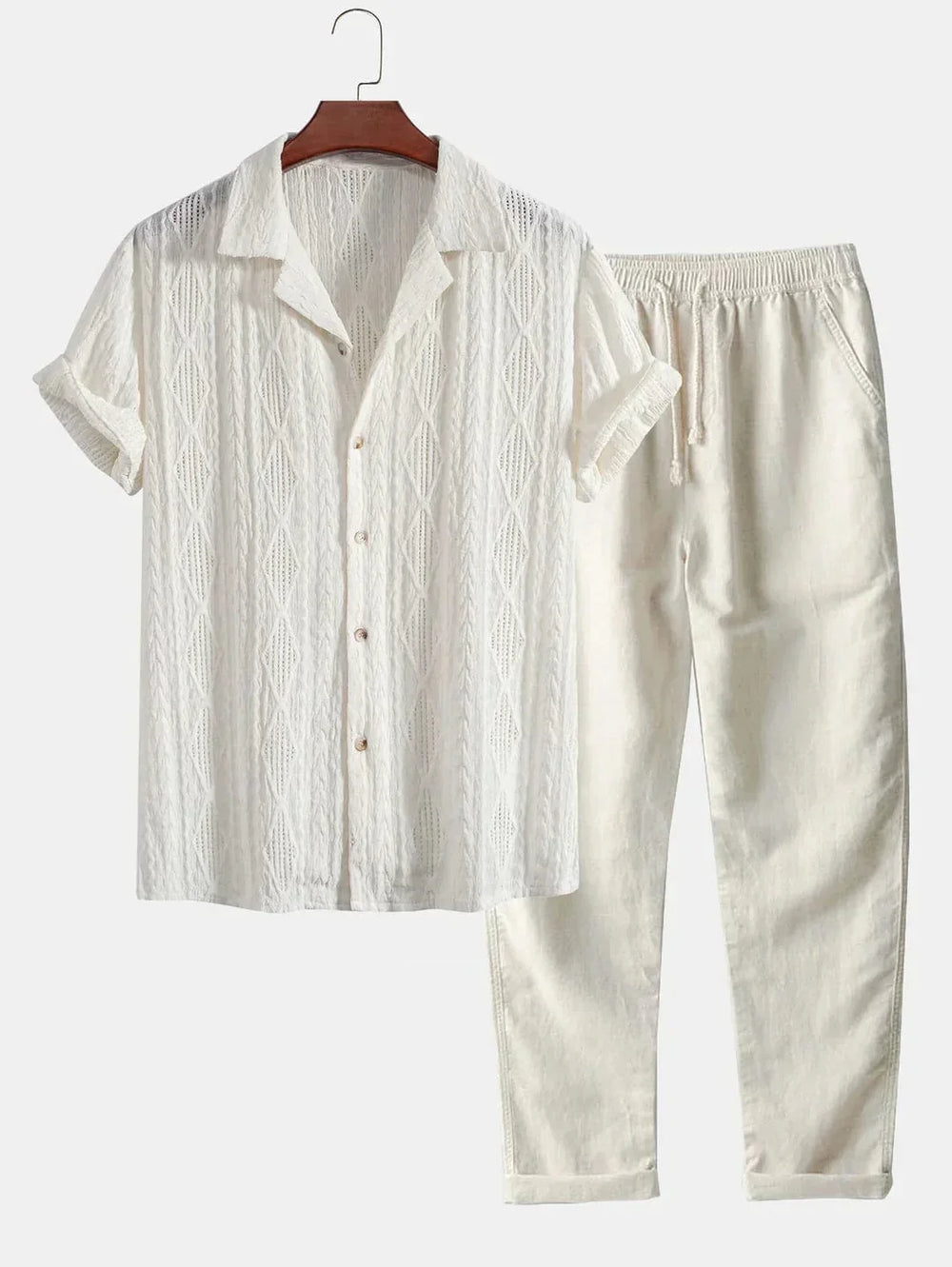"Ensemble Ariano femme: chemise blanche à boutons et pantalon en lin beige, style élégant et décontracté pour l'été."