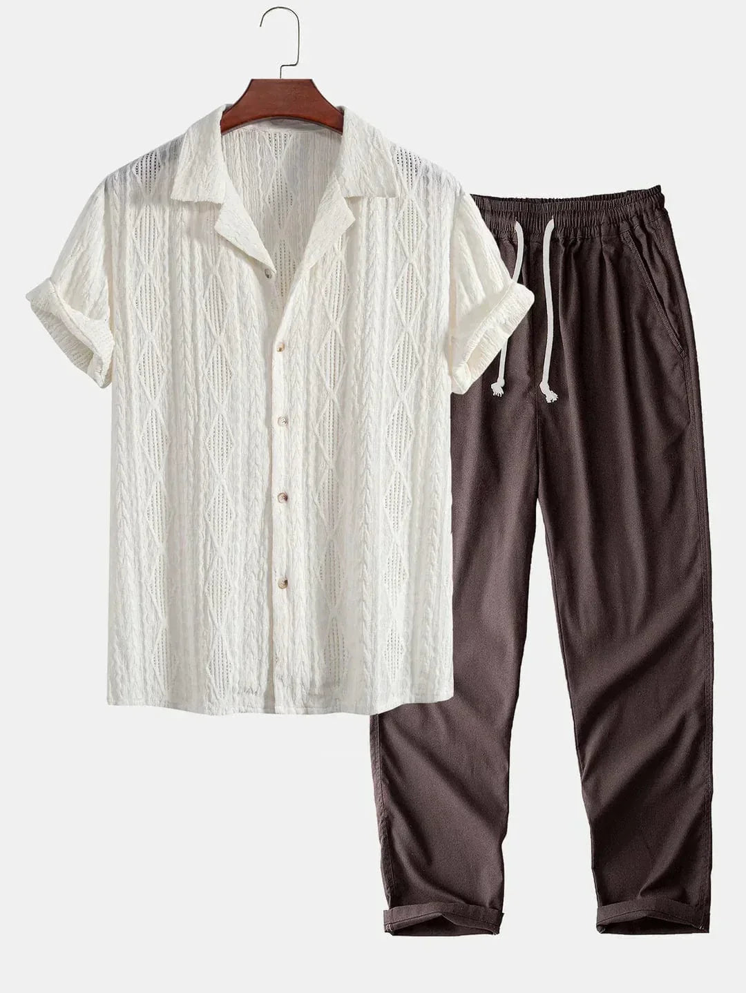"Ensemble Ariano femme: chemise blanche à boutons et pantalon en lin beige, style élégant et décontracté pour l'été."