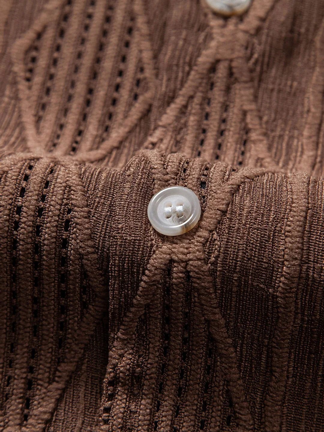 "Ensemble Ariano femme: chemise blanche à boutons et pantalon en lin beige, style élégant et décontracté pour l'été."